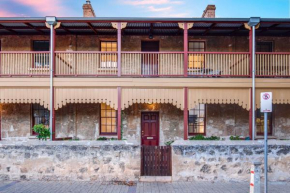 Luxury 1850s Fremantle Home with Free Parking, Fremantle